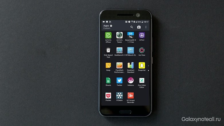 Панель запуска приложений тёмного цвета с квадратными иконками в смартфоне M10